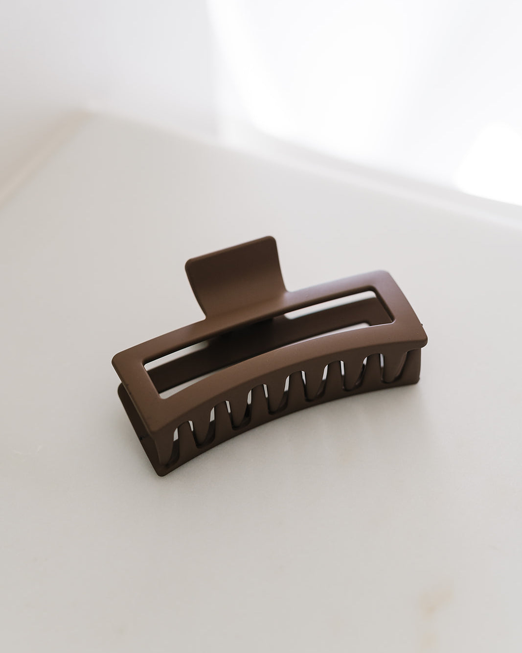 Brown XL Cozy claw clip on white marble