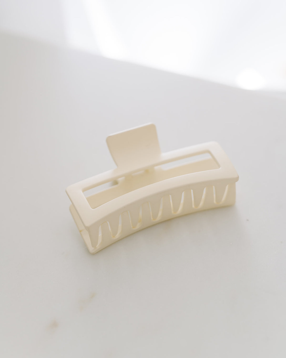 Ivory XL Cozy claw clip on white marble