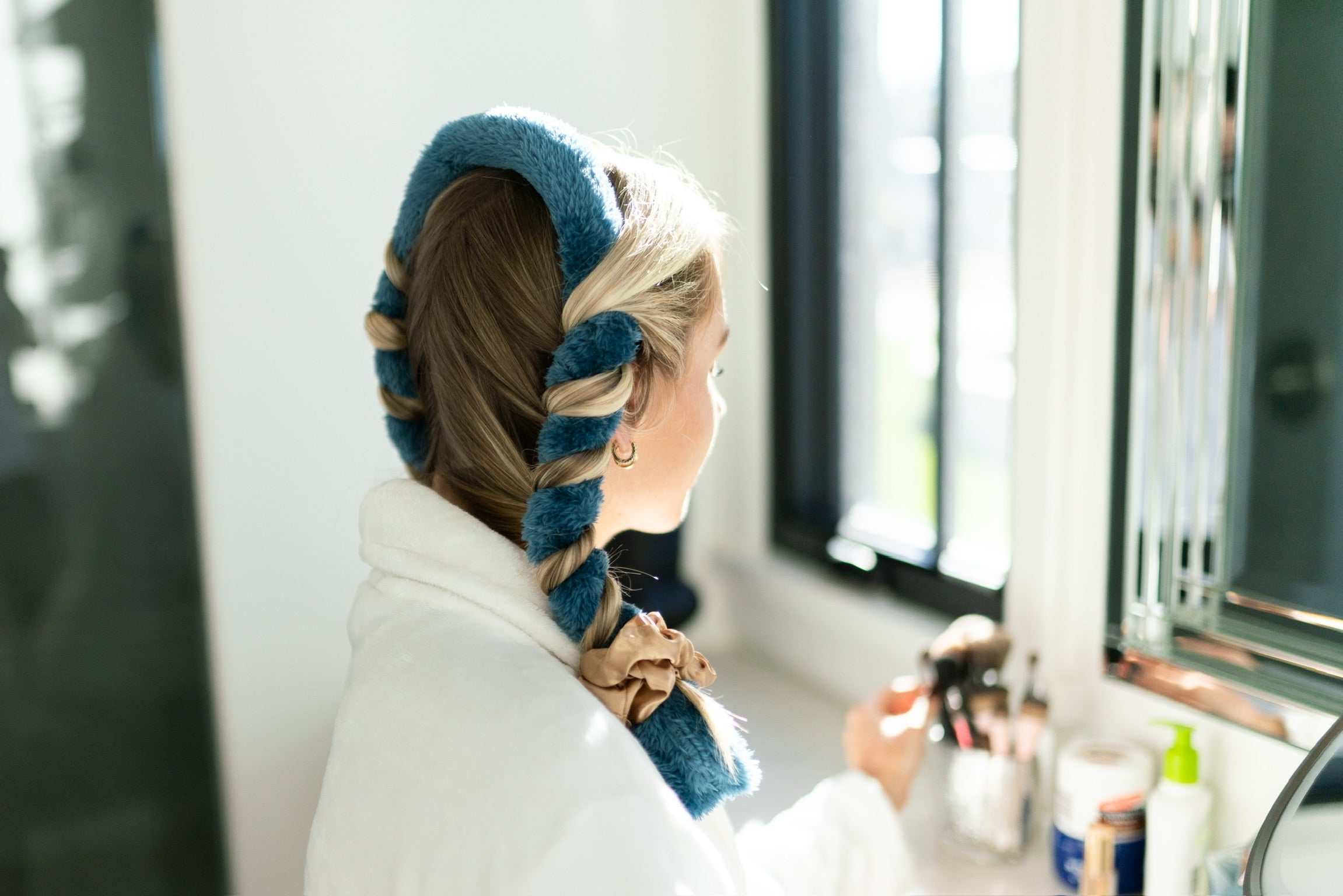 Cozy Confidence The Coziest curlband!  It's fluffy, soft, and so comfy to sleep on! Creates effortlessly bouncy, beautiful, healthy curls! Scrunchies sold separately.